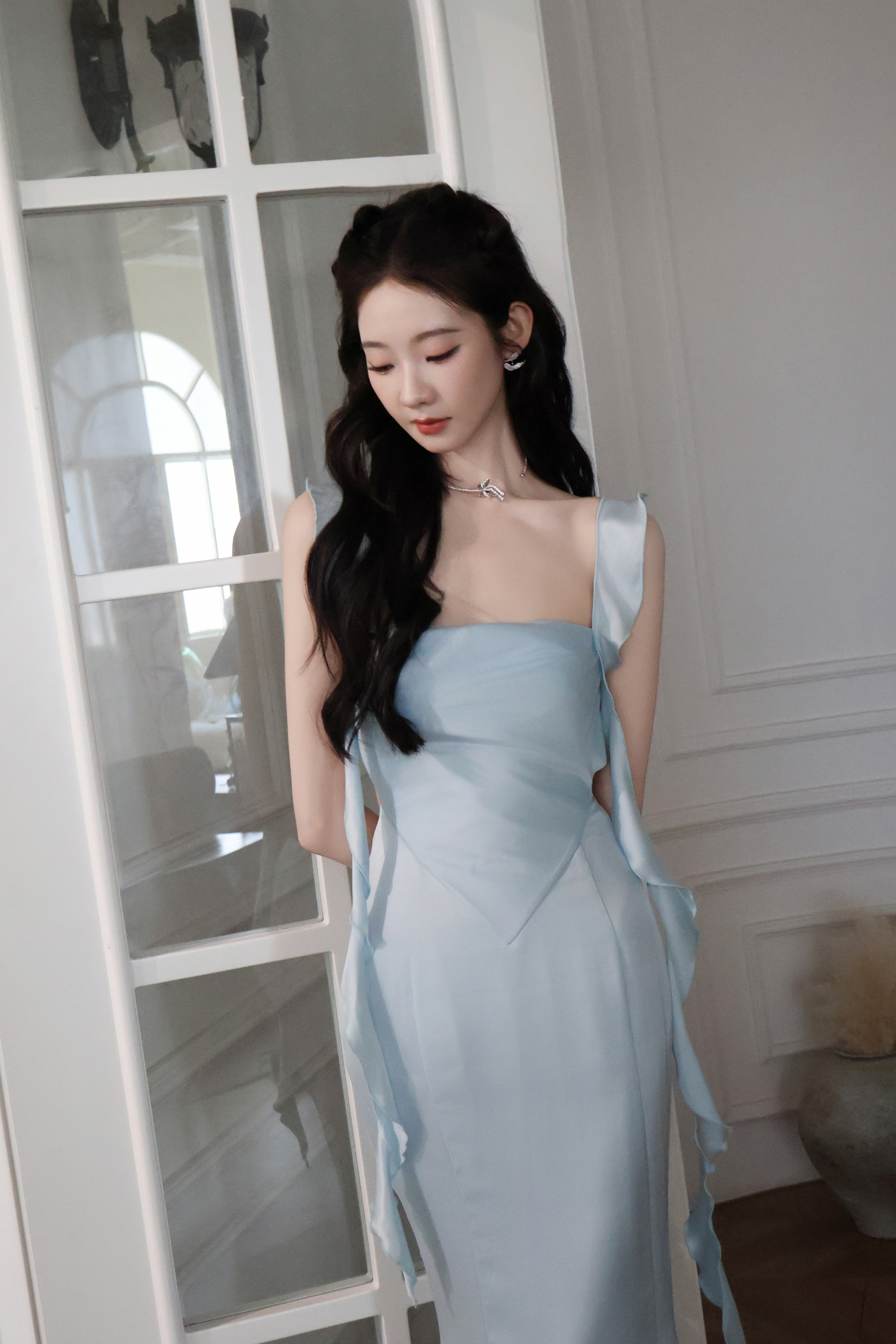 张艺凡浅蓝抹胸连衣裙，一起闯入仙境般的童话梦境