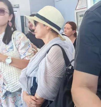 70岁张国立带老婆澳洲旅行，邓婕打扮贵气穿洞洞鞋，两人戴情侣帽