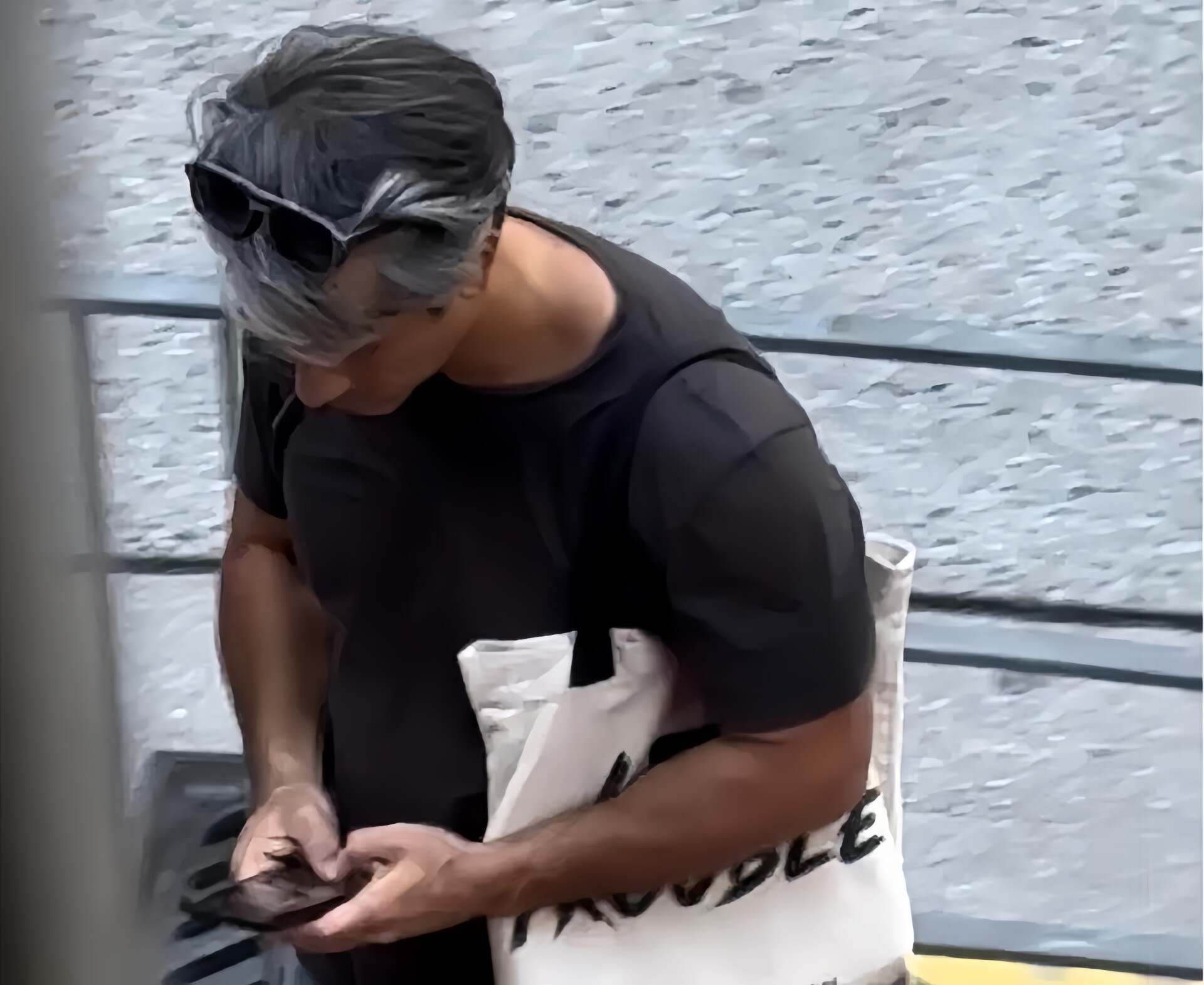 好惨!49岁香港知名男星满头白发显沧桑,拍戏多年没钱买车买房