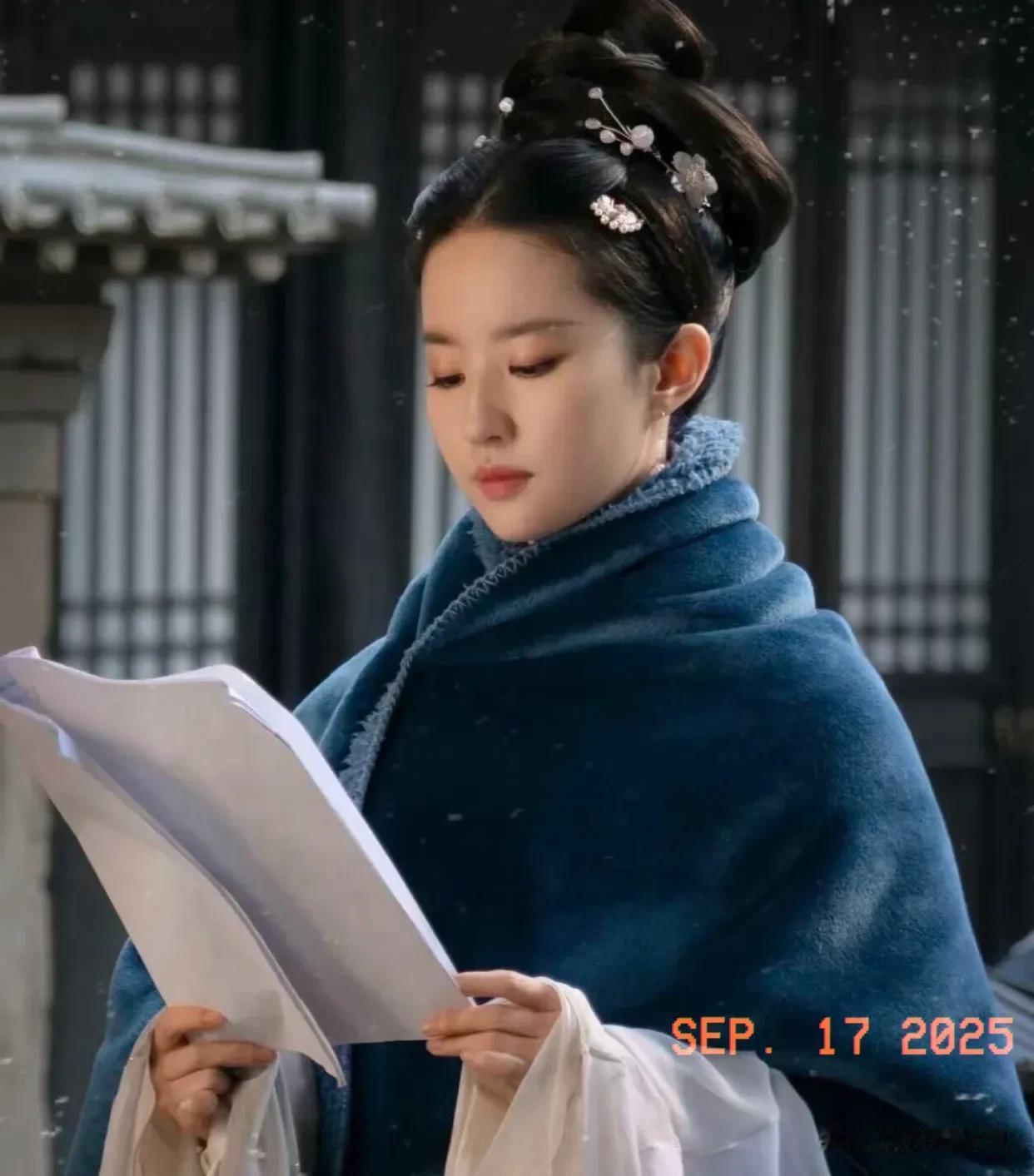 刘亦菲现身酒店被偶遇,素颜穿着花裙子,戴着大墨镜,松弛感十足