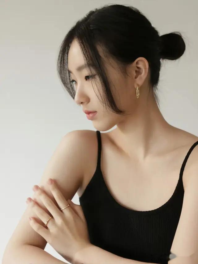 S家再添新星!小S二女儿接棒妈妈和大姨,登上大S同款杂志封面