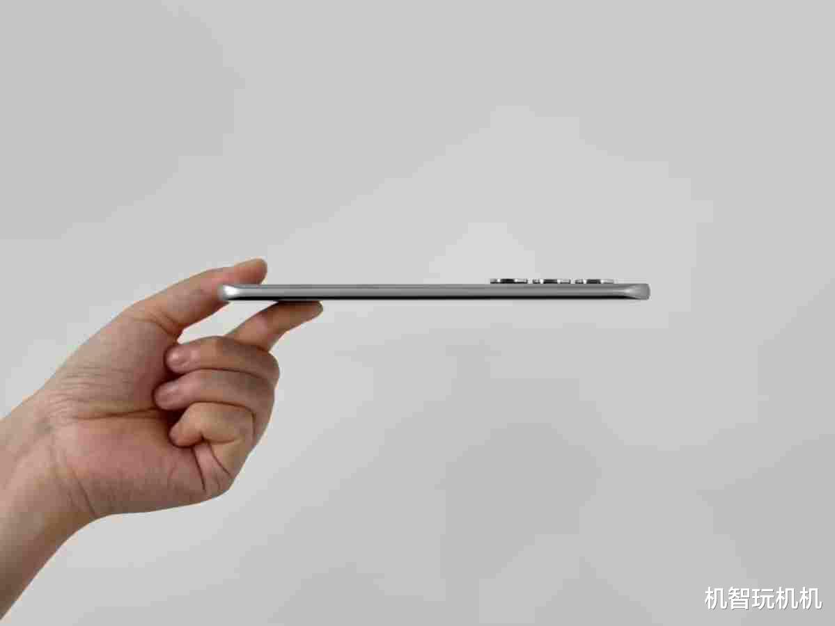 5.95毫米+156克!国产超轻薄卡片手机截胡苹果iPhone17 Air