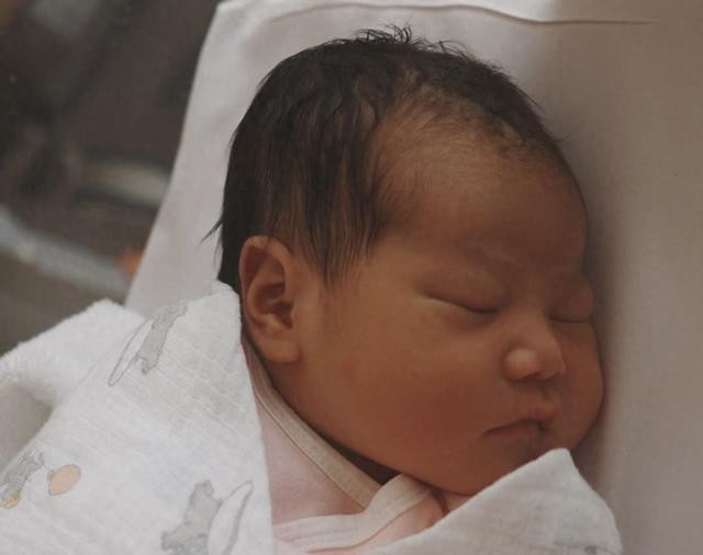 31岁港姐退圈嫁富二代，在上海平安生女，这盘棋她下得比谁都清醒