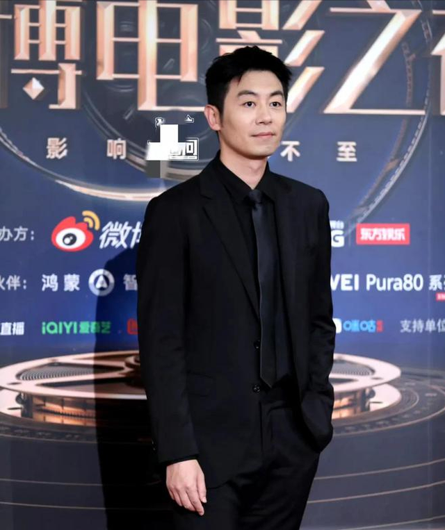 上海这一夜，被笑不露齿的章子怡惊艳，胖了一圈面相变了很多