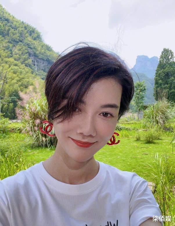 43岁车晓与友人聚会,脸上虽没皱纹,但鼻子好怪,网友:像60多的