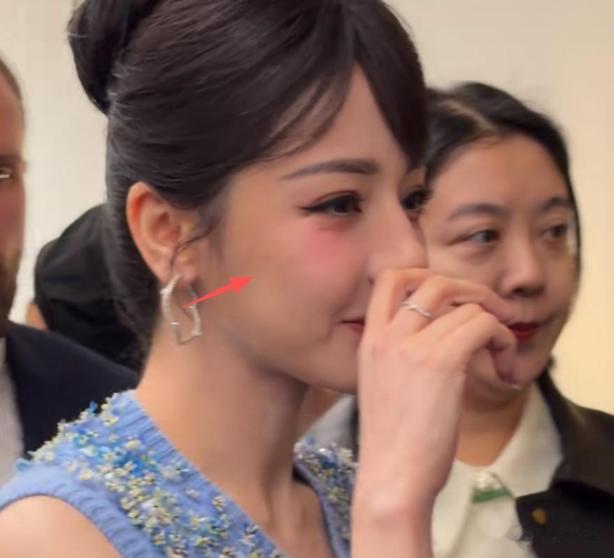 热巴时装周用力过猛,生图妆容显脏还卡粉,真实皮肤状态不佳