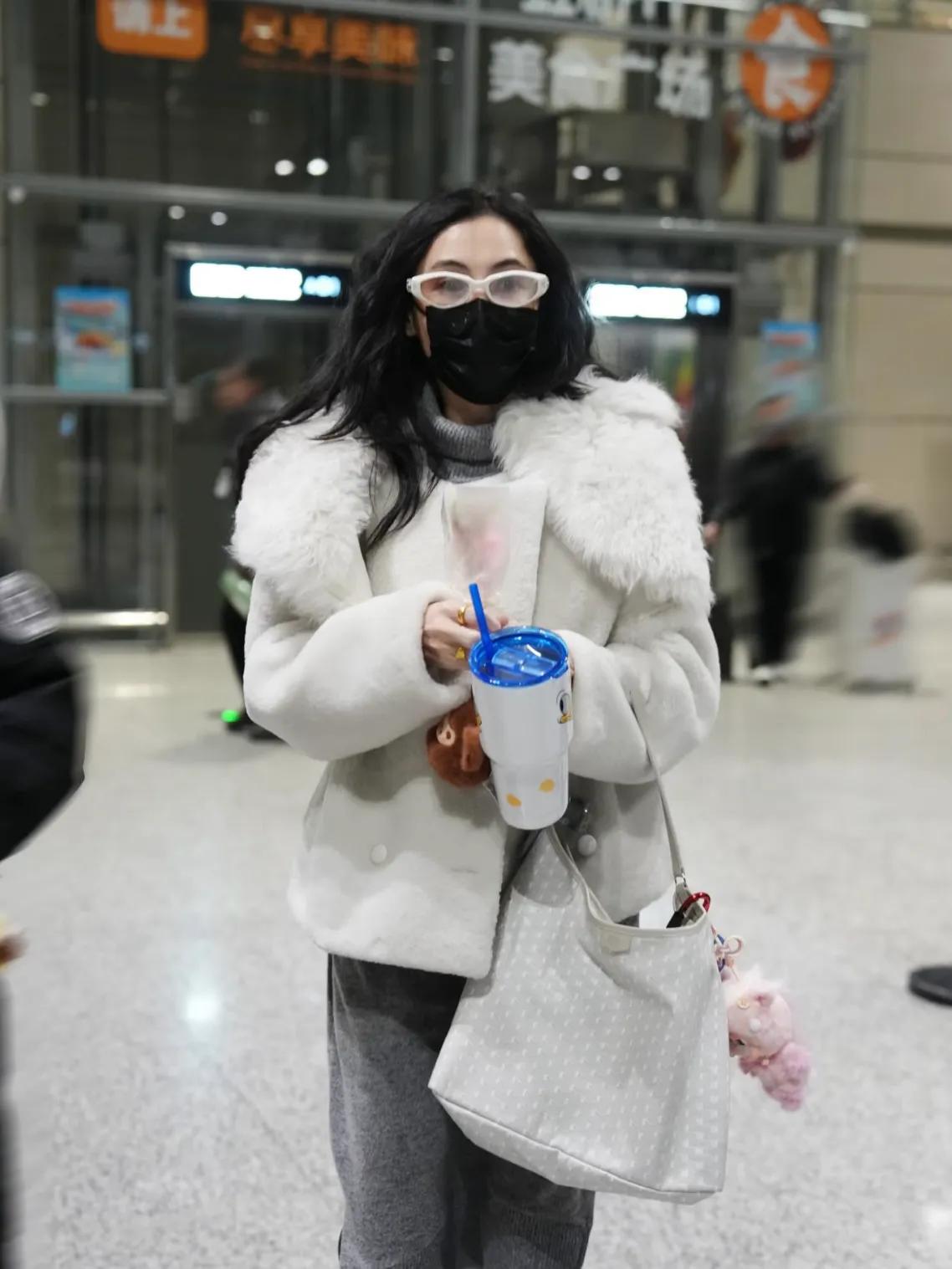 张柏芝又飞澳洲陪读，独自带八九件行李和吉他，疑似会在那边过年