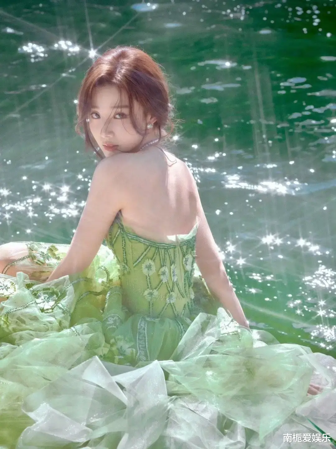 卢昱晓红毯封神:从“春日精灵”到“暗黑公主”的时尚蜕变