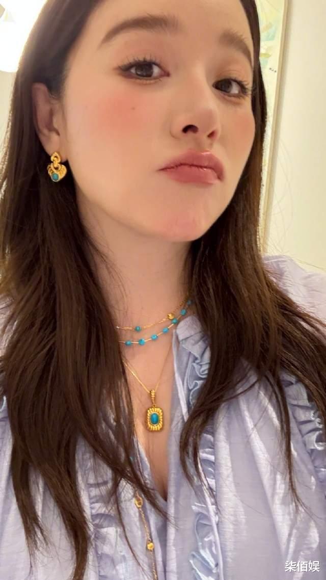 阚清子怀孕后重回颜值巅峰,孕晚期坐车里直播,发生剐蹭急忙下播