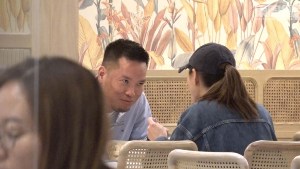 胡定欣男友样貌首曝光 两人甜蜜逛街疑筑爱巢 男友是无国界医生