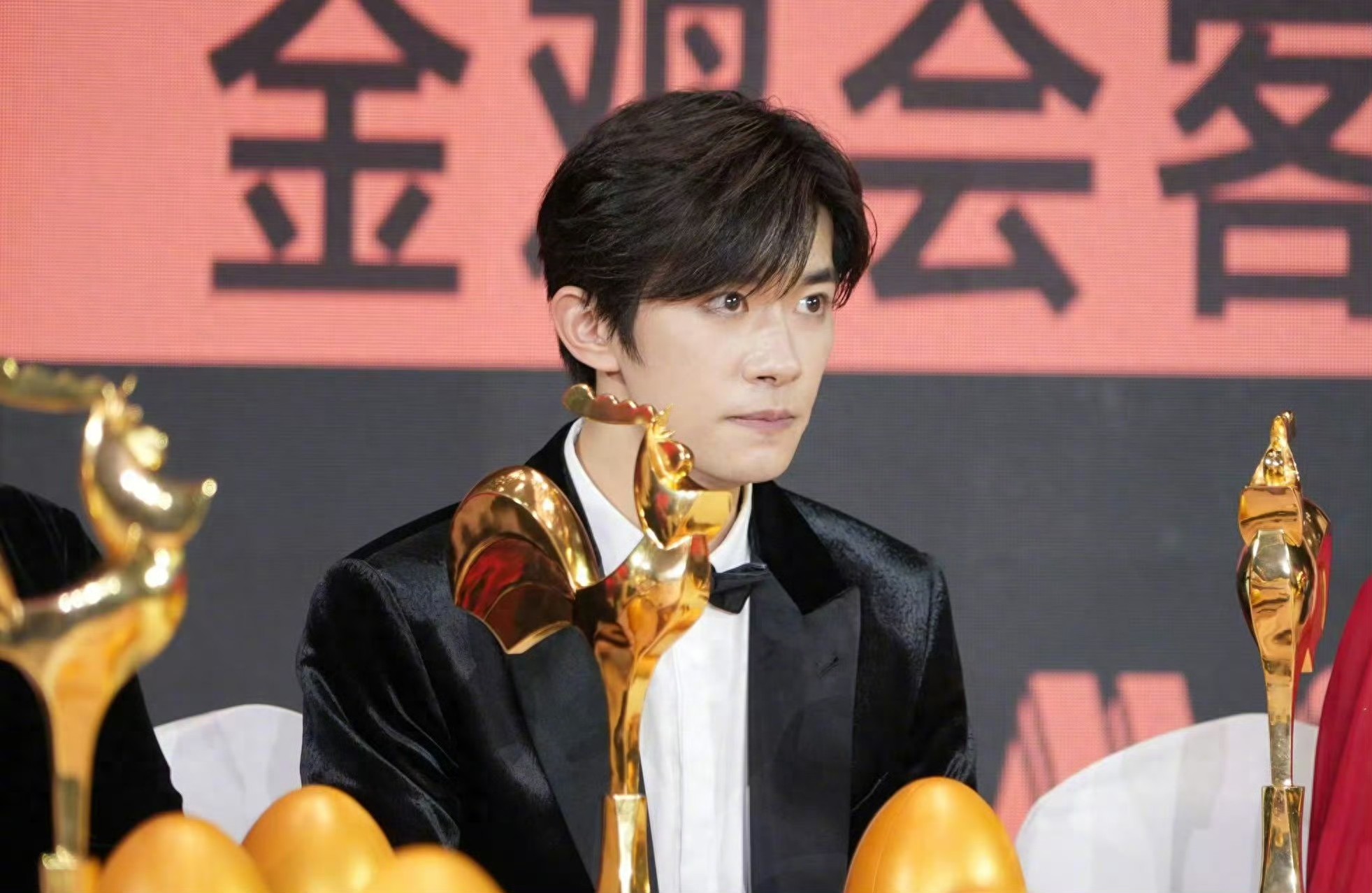 巧合还是玄学？坐在五位影帝身后的男人，袁弘才是最强背景板