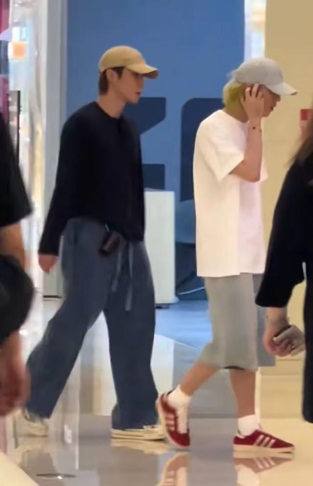 鹿晗青岛演唱会结束逛商场，金发休闲装帅炸！好像一个大学生