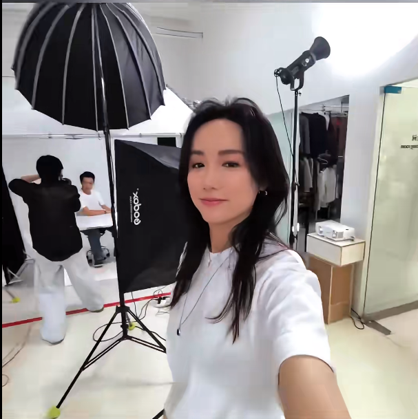 41岁吕一晒全家福!70岁爸爸撞脸刘德华很帅气,钱泳辰缺席引热议