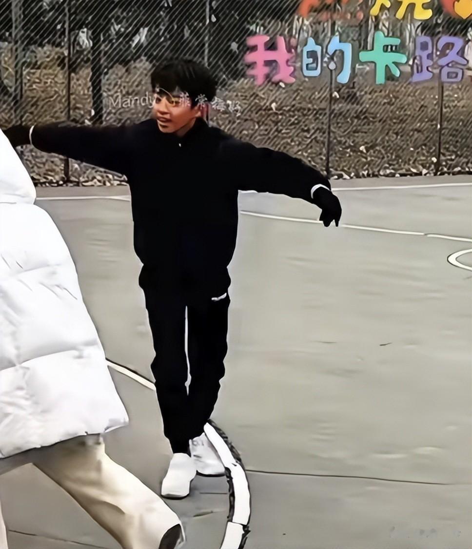 张兰带外孙公园游玩！玥儿裤拖地、霖霖露脚踝，没筱梅会照顾孩子