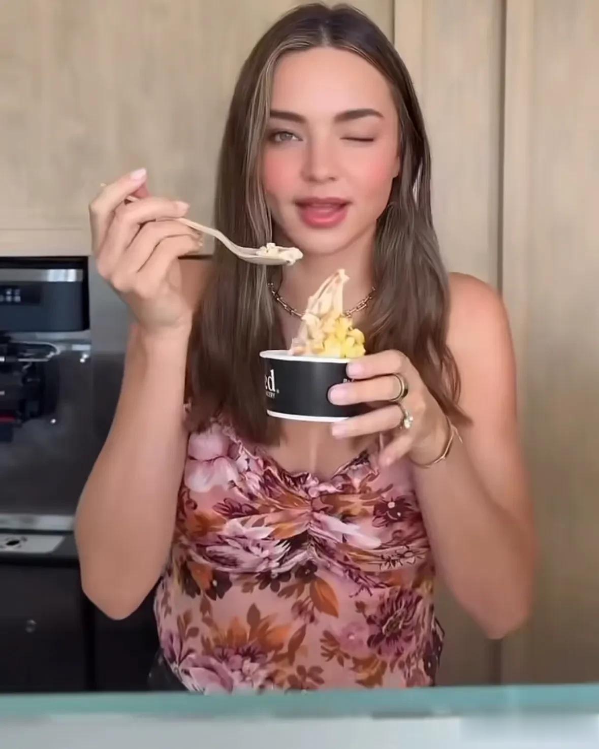 生了四个孩子的米兰达·可儿，依旧美的一颤一颤的，让人心动