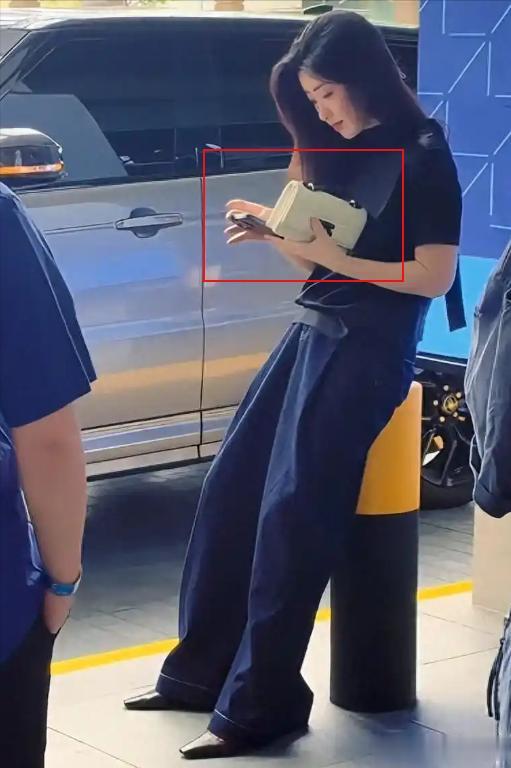 朱珠和老公在新加坡路边等车,她的老公身材高大,长相英俊。