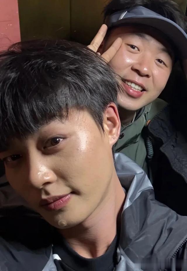 杜海涛在四川录综艺,柯淳晒黑了,脸上很多痘,和短剧里判若两人