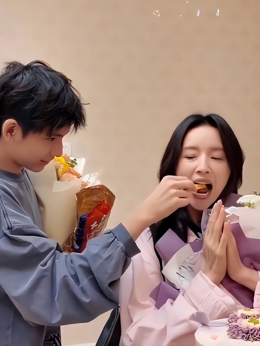 离婚十年，45岁董洁天安门骑行，大口吃肉穿2w羽绒服，生活很潇洒