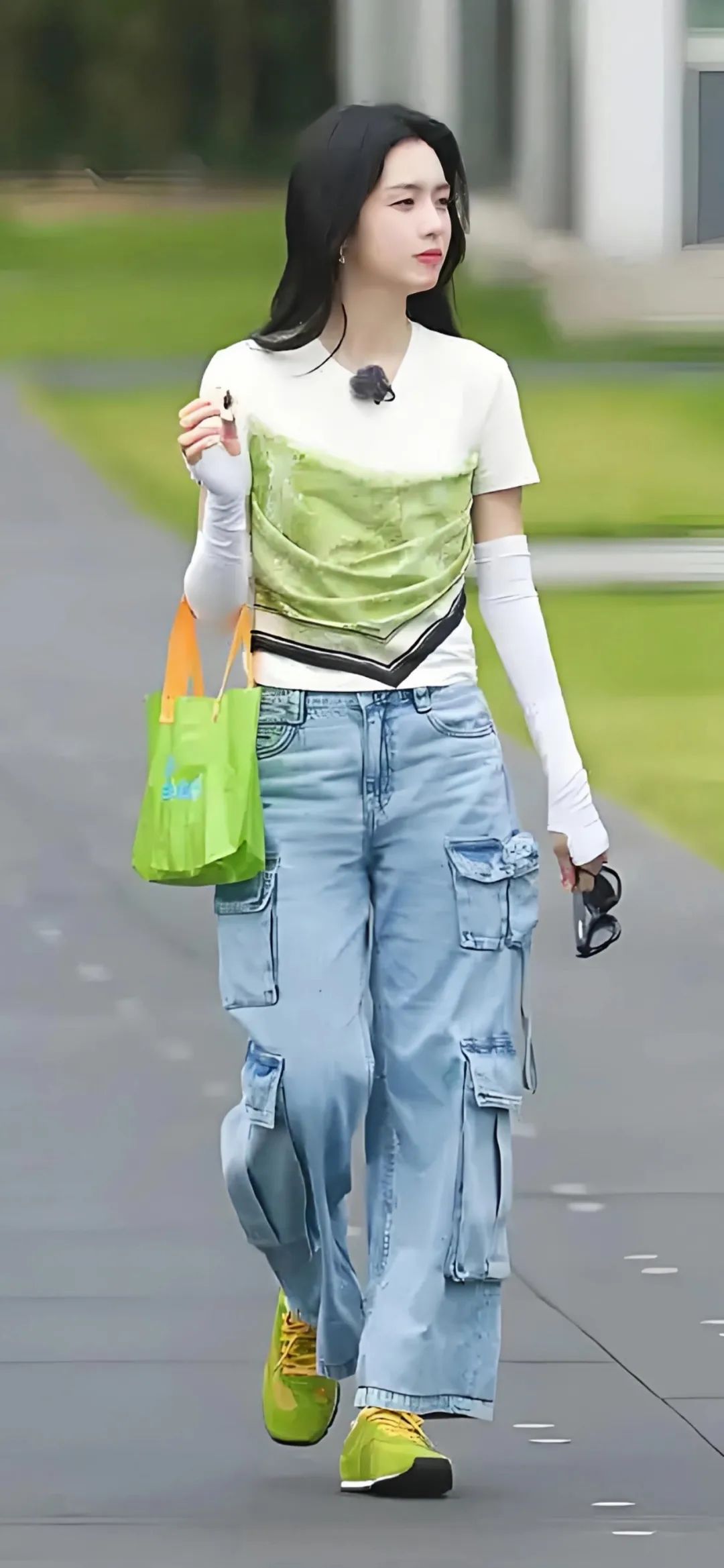 周也的多面时尚风格，魅力无限