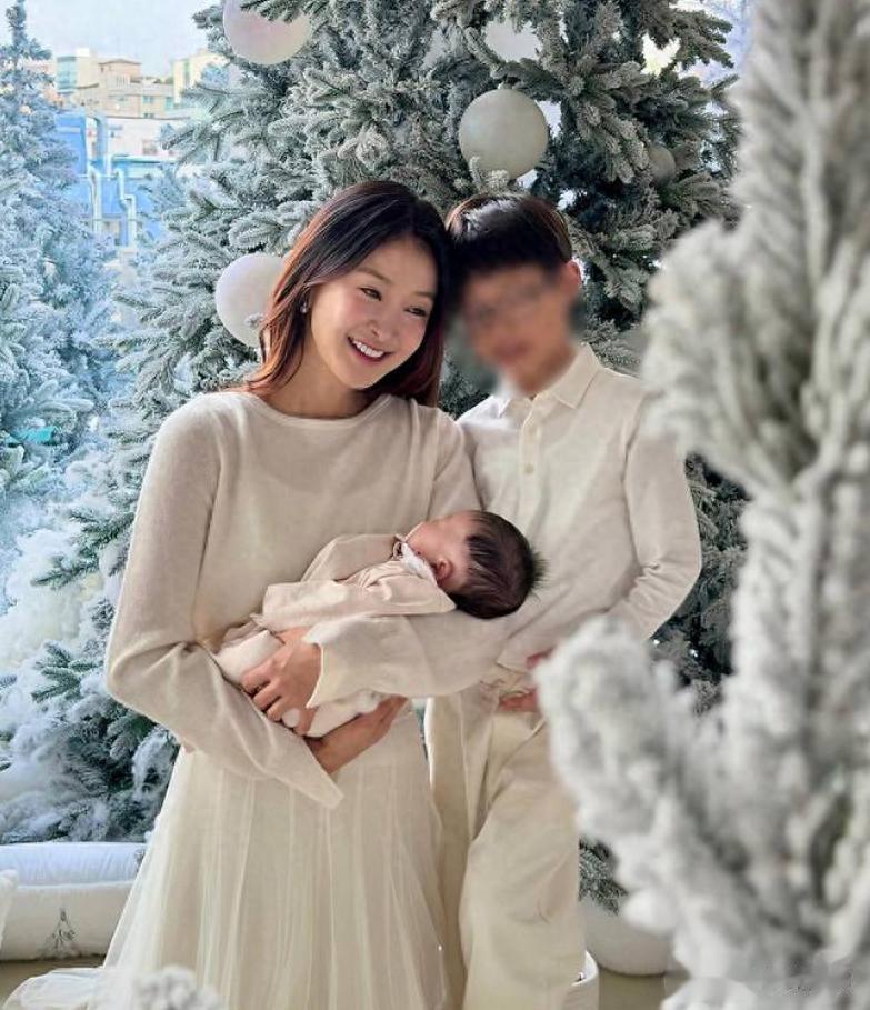 韩国女星离婚4个月后宣布怀孕，不顾前夫反对，坚持生下女儿