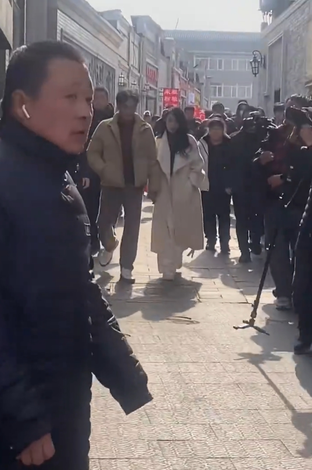 伊能静陪秦昊回沈阳老家，二人现身沈阳街头，牵手逛街，好甜蜜
