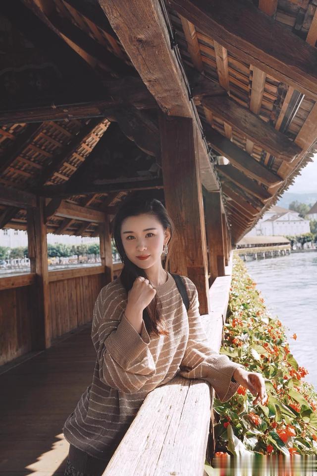 李小萌今日分享意大利旅行照，满脸胶原蛋白 游山玩水不拍戏好惬意