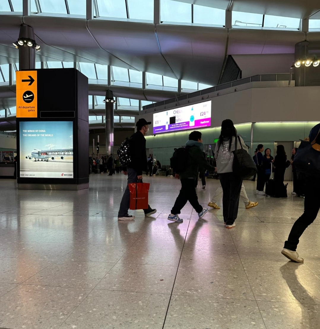 沙溢胡可英国被偶遇,两儿子在这里上学,夫妻同行看起来岁月静好