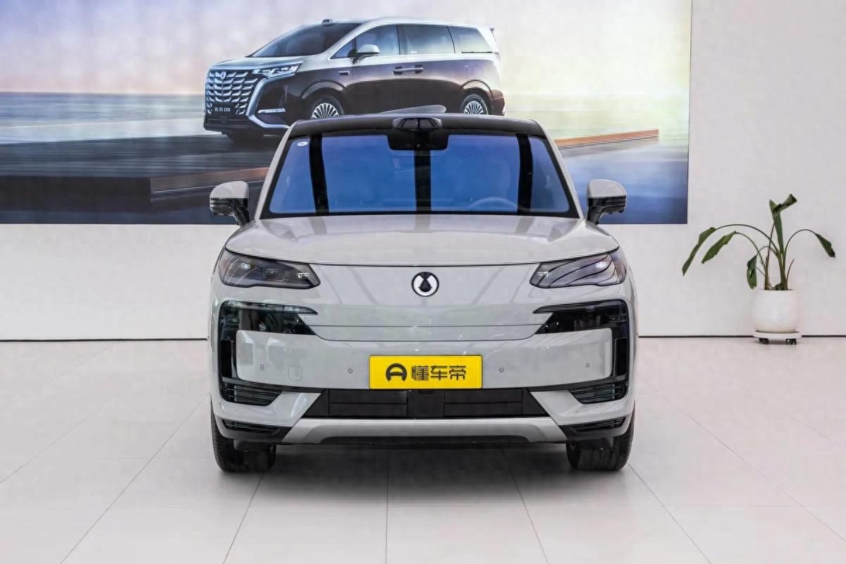 试驾2026款腾势N9,全系标配易四方、2.0T插混,上新五色惹人爱。