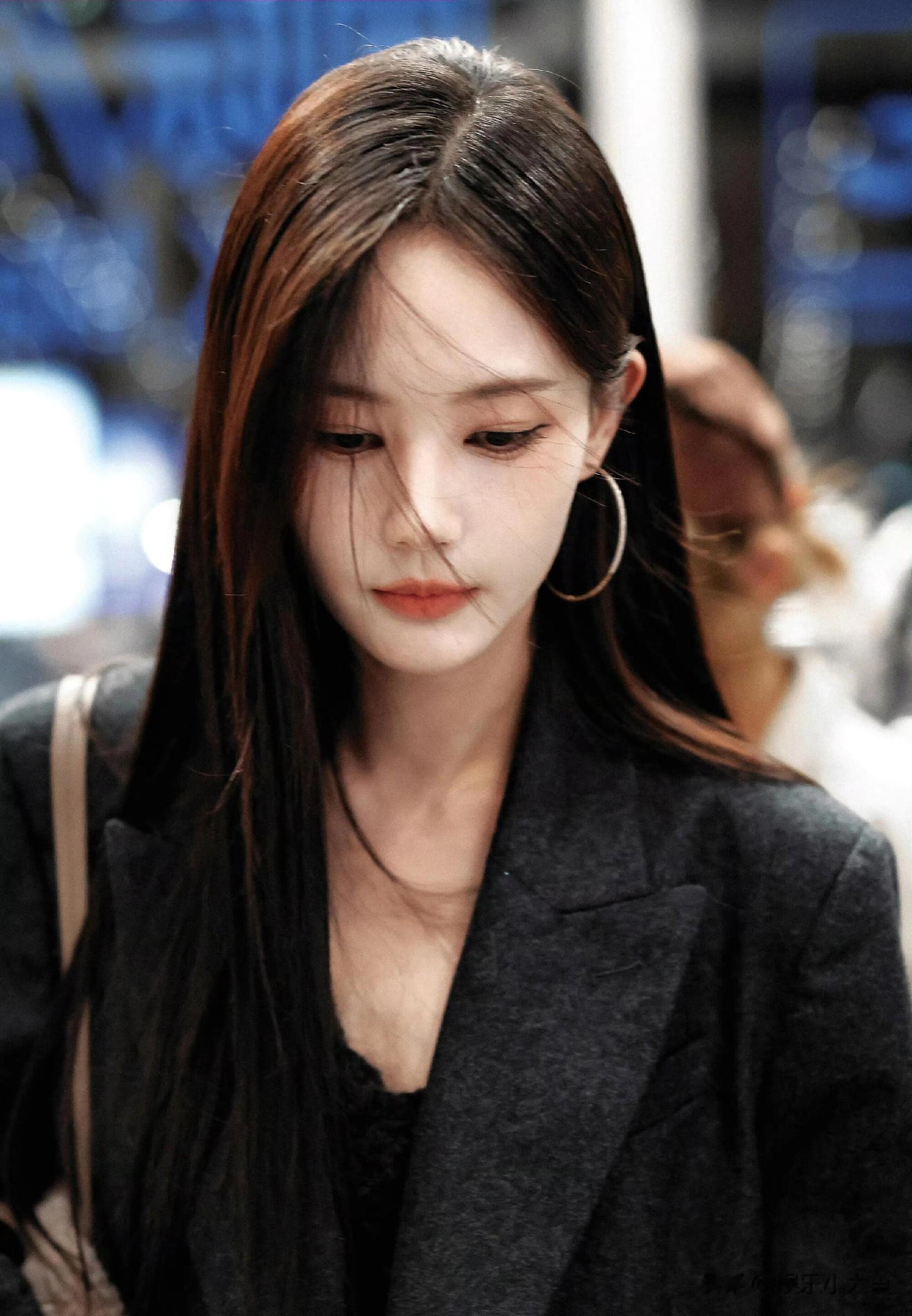 李一桐出发米兰时装周，穿灰色蕾丝边西服，溢出屏幕的姐感好美