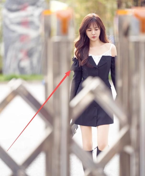 俞灏明王晓晨逛商场,背驼又厚和妻子贴身牵手,女方手摸裤头抢镜