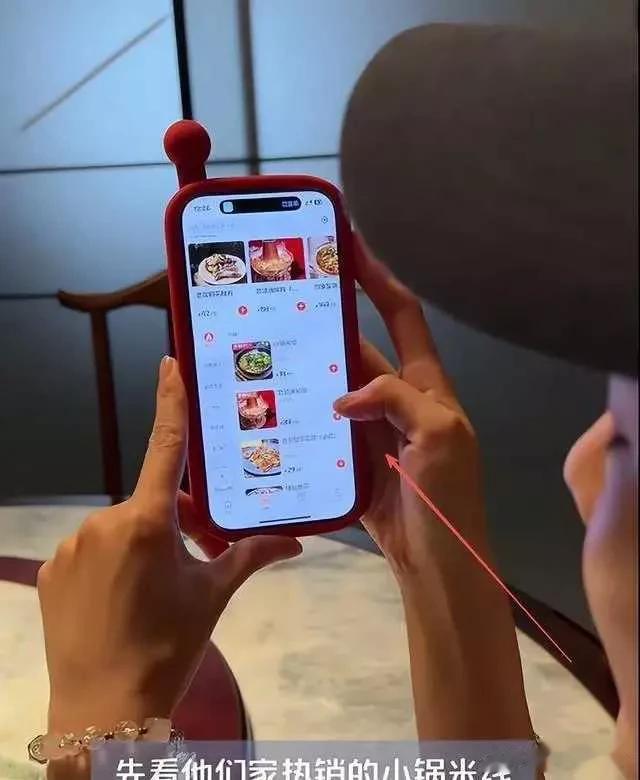 演员李纯近况曝光，脸肿馒化下巴疤痕深，5人狂炫酸笋吃一碗砂锅