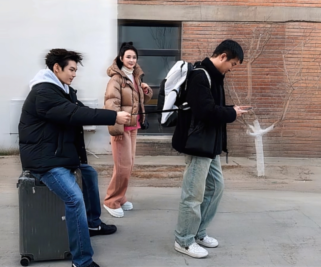 王艳晒一家三口合照,继子罕出镜和球球关系很好 王艳和他像同龄人