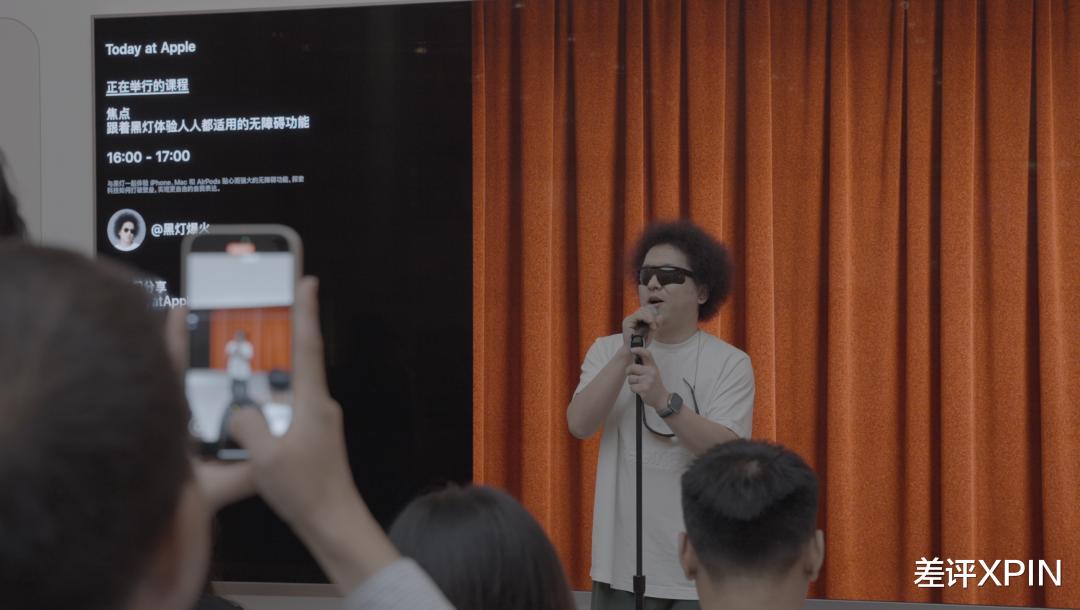 黑燈教我用手機，我覺得他有“超能力”