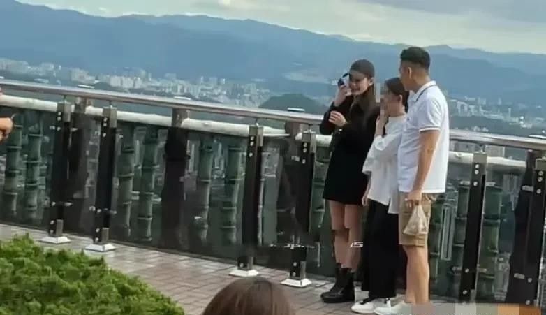 台媒直击汪小菲带女儿爬山 玥儿又瘦又高惹人心疼，却不见霖霖身影