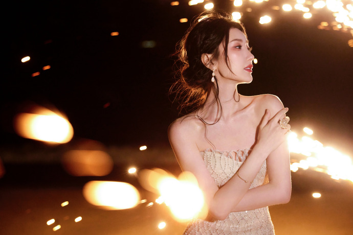 毛晓彤今日星光大赏造型，好美好诱人