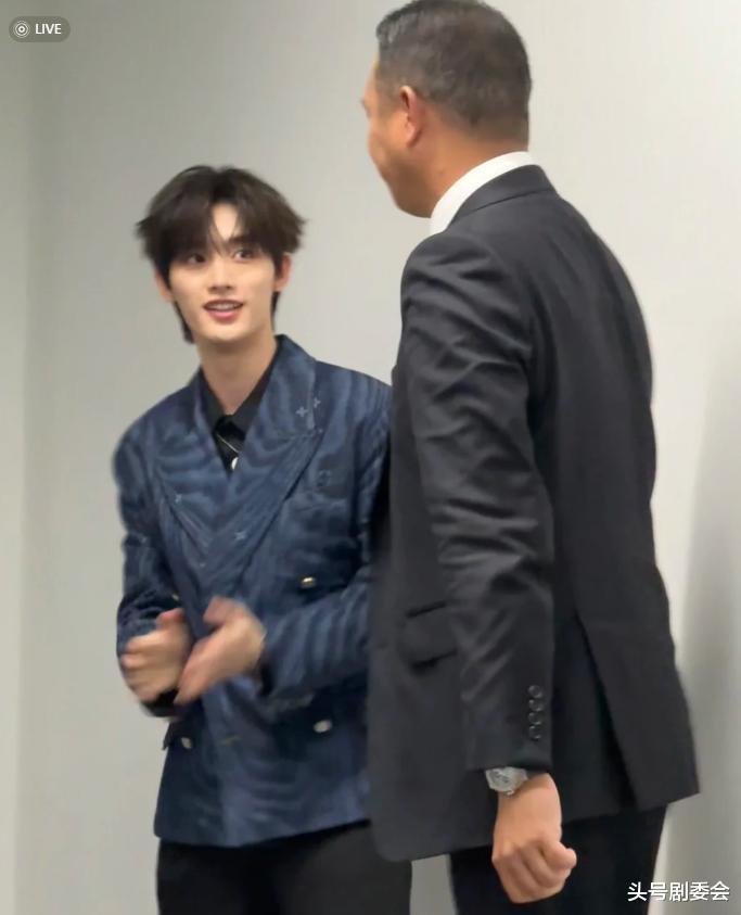 《藏海传》剧组聚餐，黄觉靠边站，白冰脸凹又垮，C位无人敢争