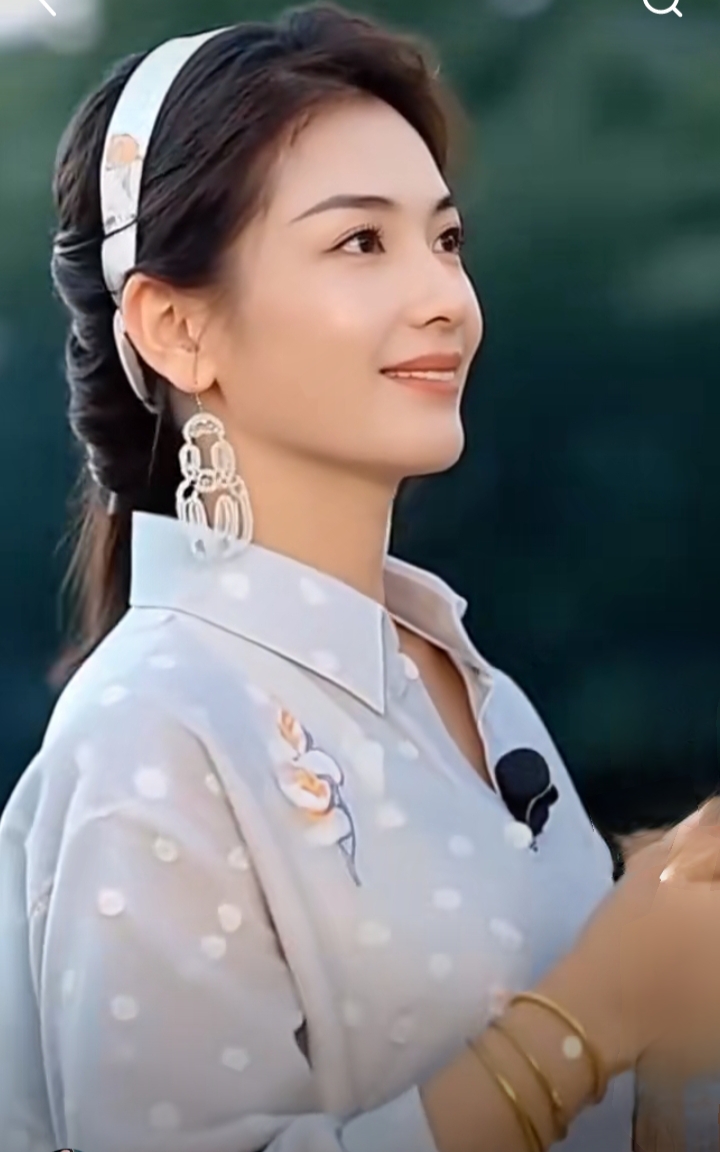 刘涛身着淡蓝刺绣衬衫配同款发带,优雅又漂亮