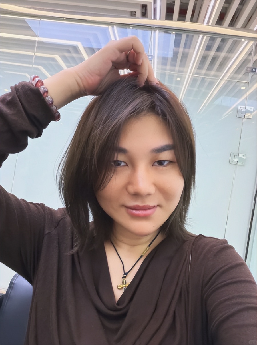 杨天真晒圣诞照！穿粉色羽毛流苏小香风显臃肿，叹放假比上学还累