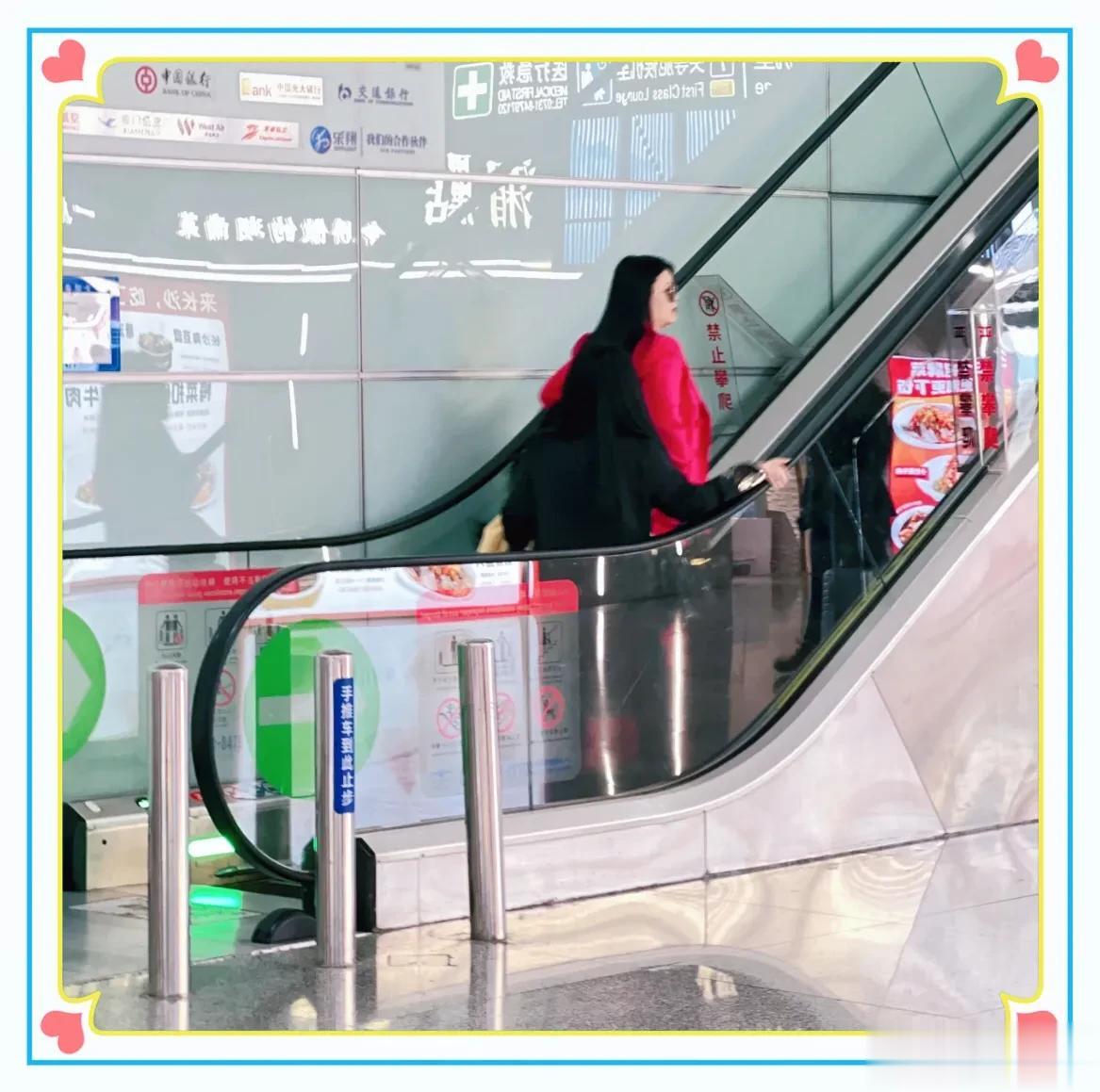 李湘现身长沙机场被偶遇，穿着粉色西服，戴着墨镜，网友：富态！