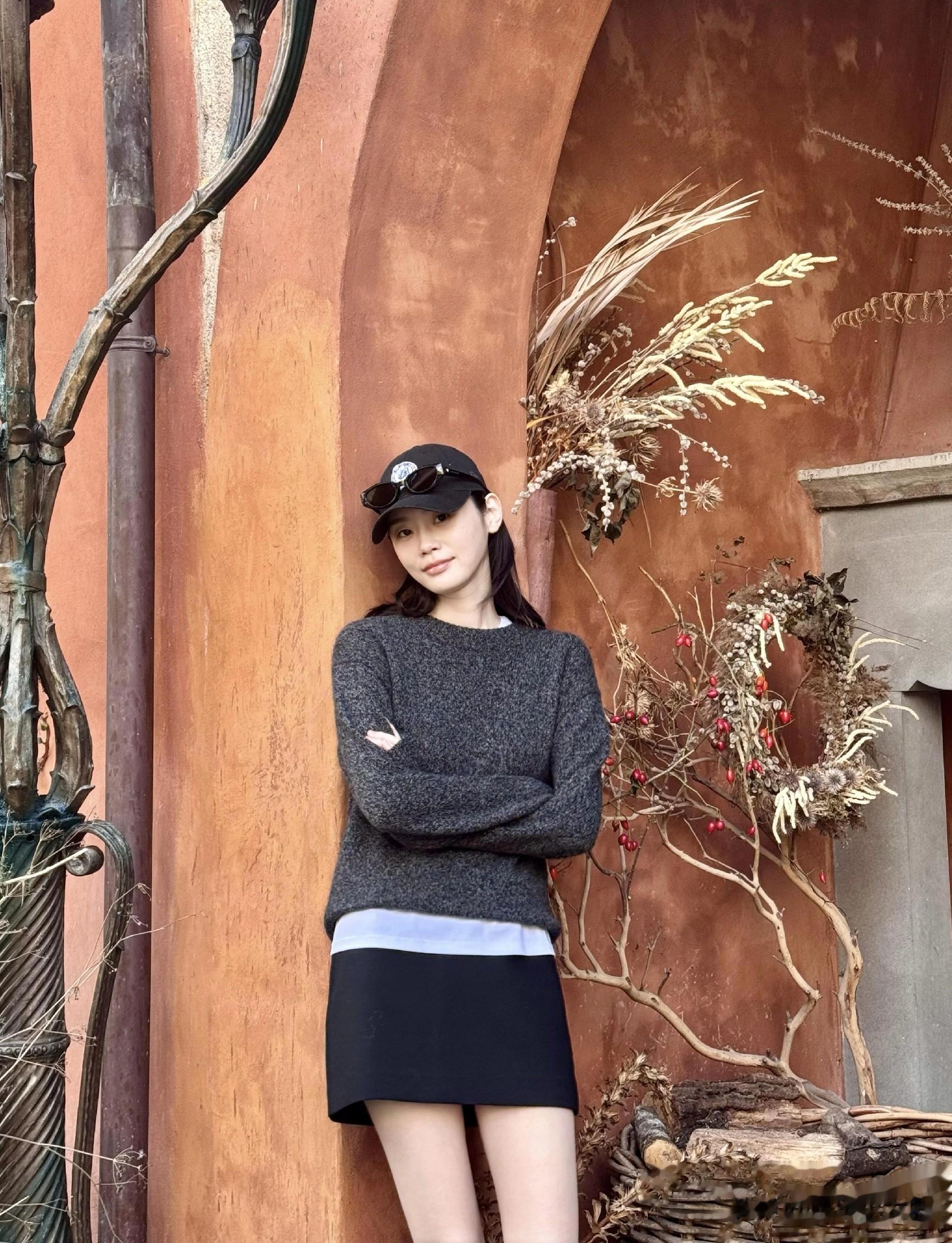 奚梦瑶分享旅途中超治愈的一刻,穿包裙搭配长靴,大长腿又细又白