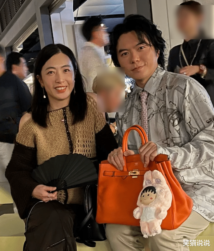 甘比晒最新照片，与林宝贤比耶合照很开心，钩织衣服获得网友大赞