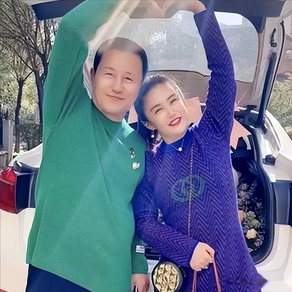 不听赵本山劝告，离婚后再娶小19岁老婆，王小宝向同辈岳父母拜年