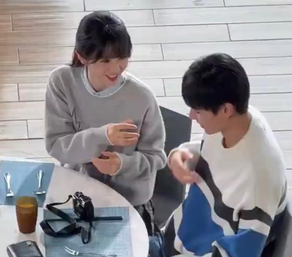 田曦薇《天才女友》学院风路透好萌！高马尾太明媚，男主越素越帅