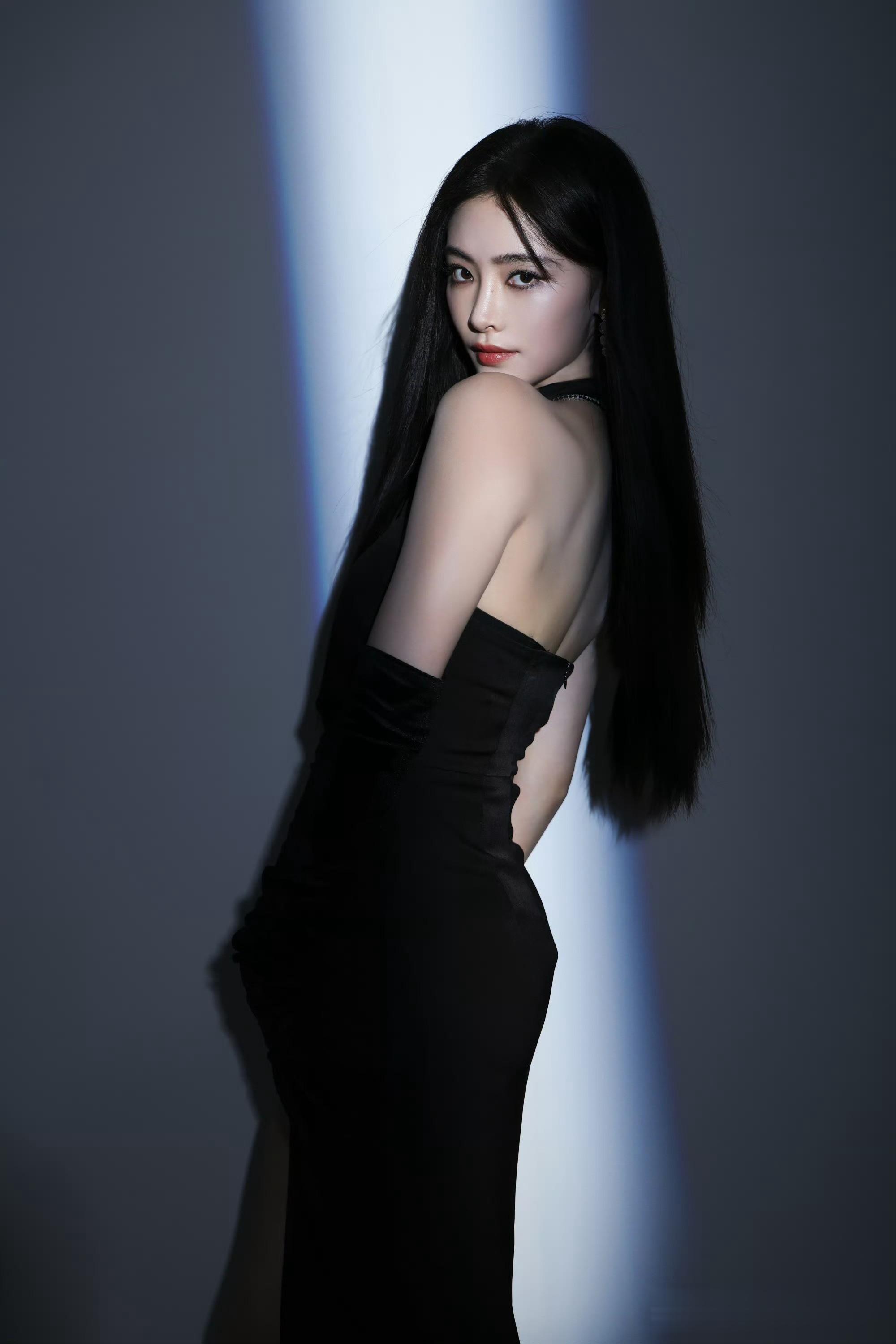 许佳琪黑裙光影大片，冷艳氛围感直接封神