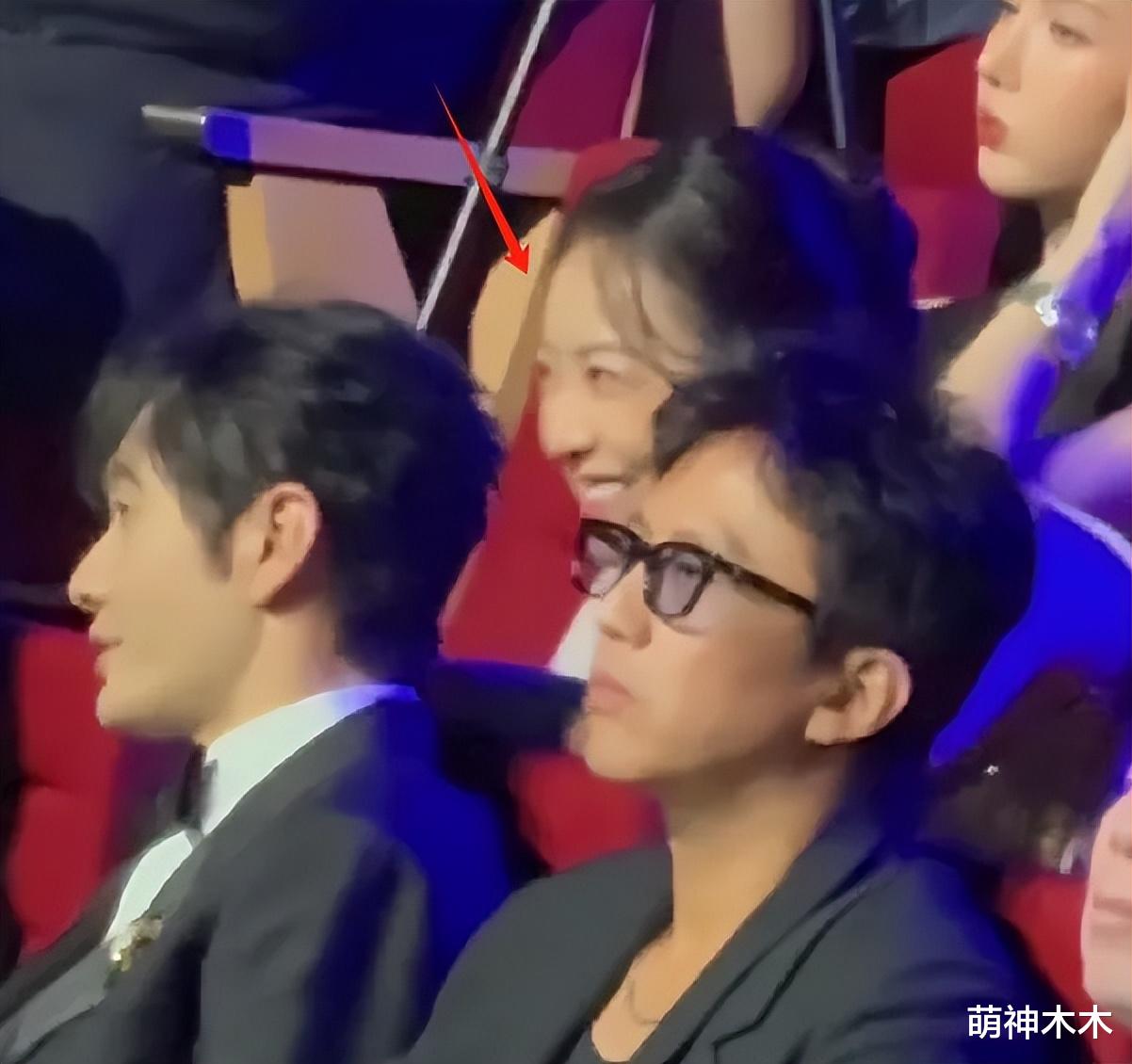 电影之夜台下:邓超黄晓明同坐无交流,佟丽娅玩手机,范丞丞表情失控