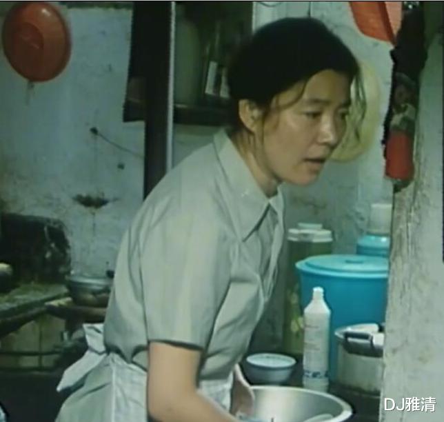 美丽的钢铁厂女工，成为电影演员后，专演坏女人，却戏好人不红，如今82岁