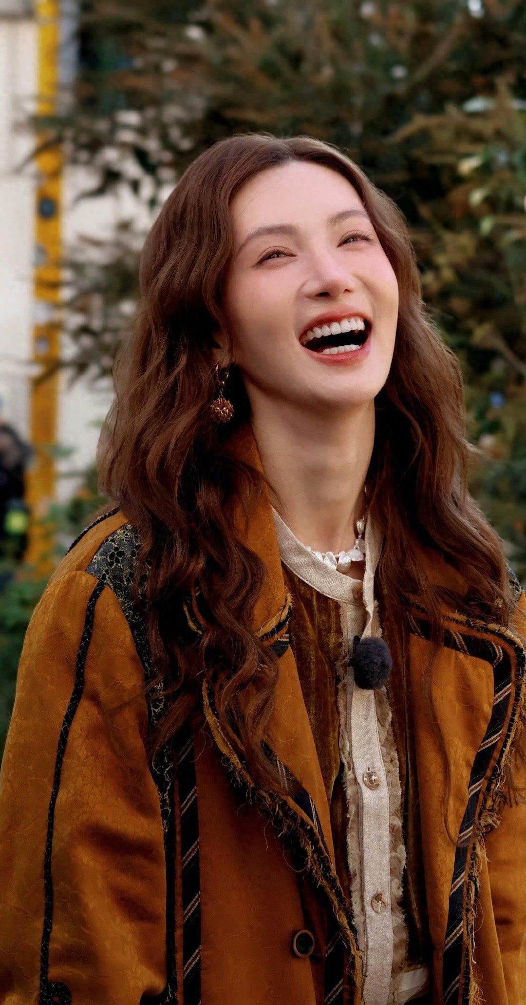 金晨《现在就出发3》米兰路透，穿黄色大衣，笑容明媚，复古时尚