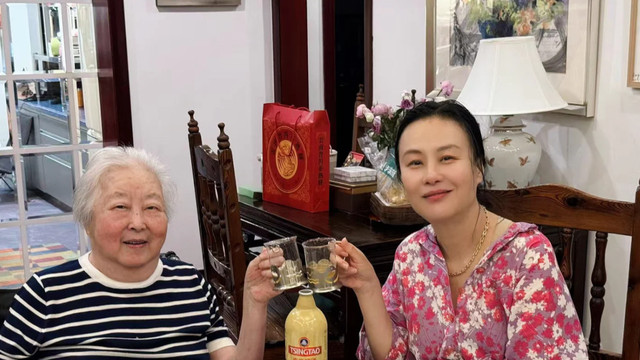 邬君梅家庭聚餐，84岁朱曼芳老的快认不出来，母女喝啤酒感情真好