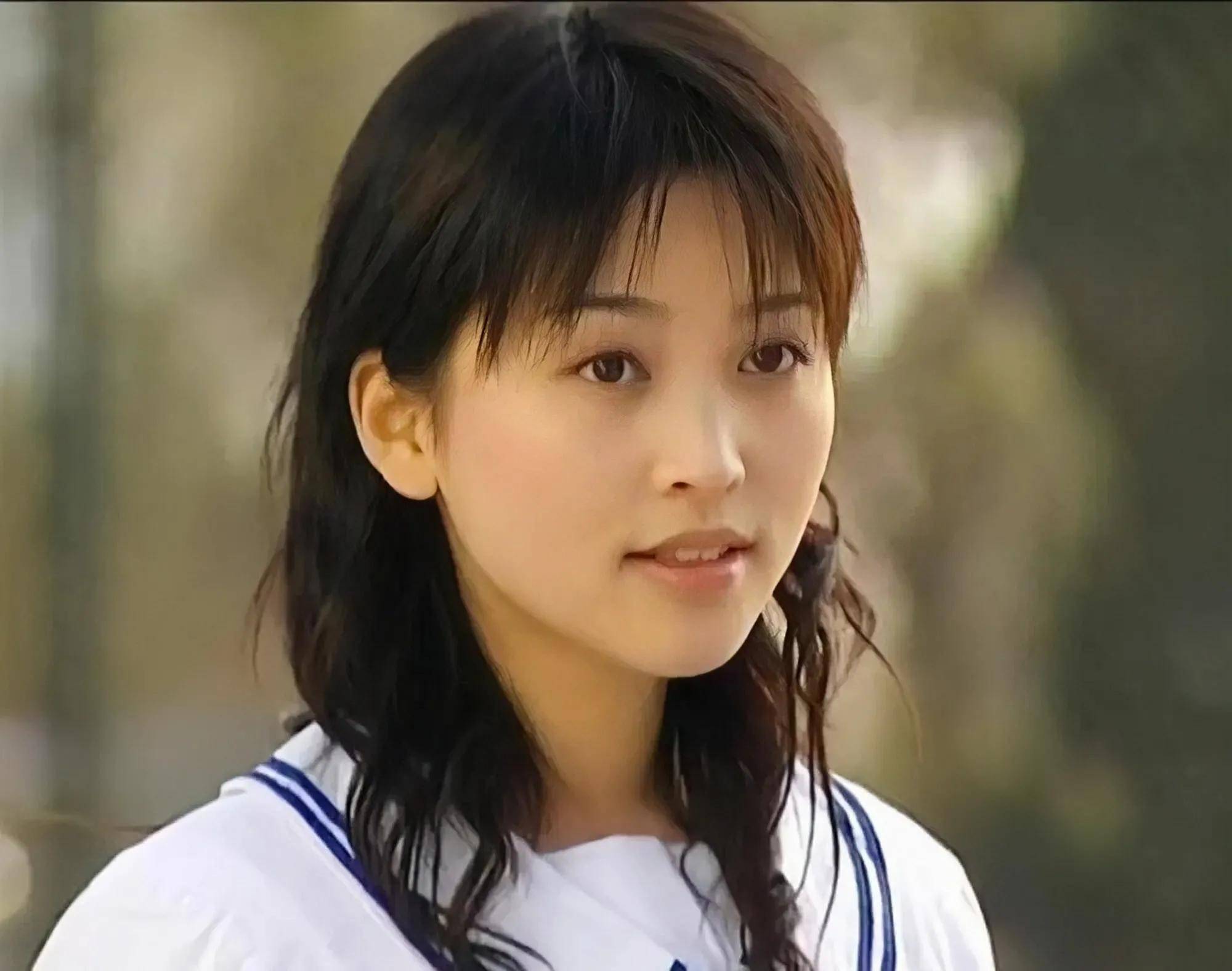 满是心酸！42岁著名歌手靠商演维持收入，宾客只顾吃席没人搭理