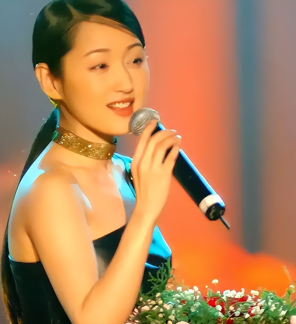 她被恩师力捧，走红后却对簿公堂16年不联系，如今在豪宅沉迷种菜